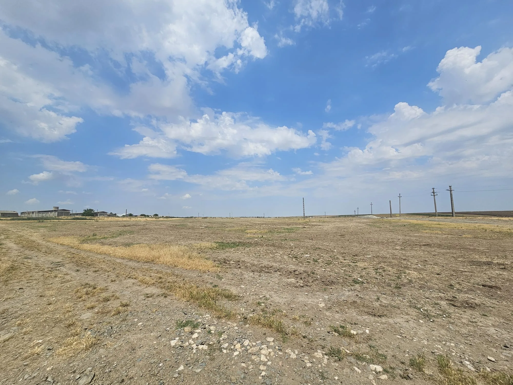 Panoramă a terenului sub cer cu nori