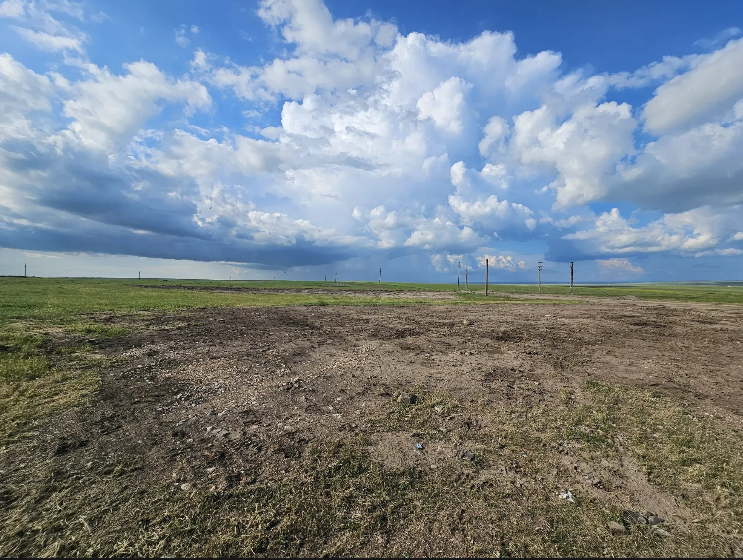 Panoramă a terenului pregătit pentru construcție