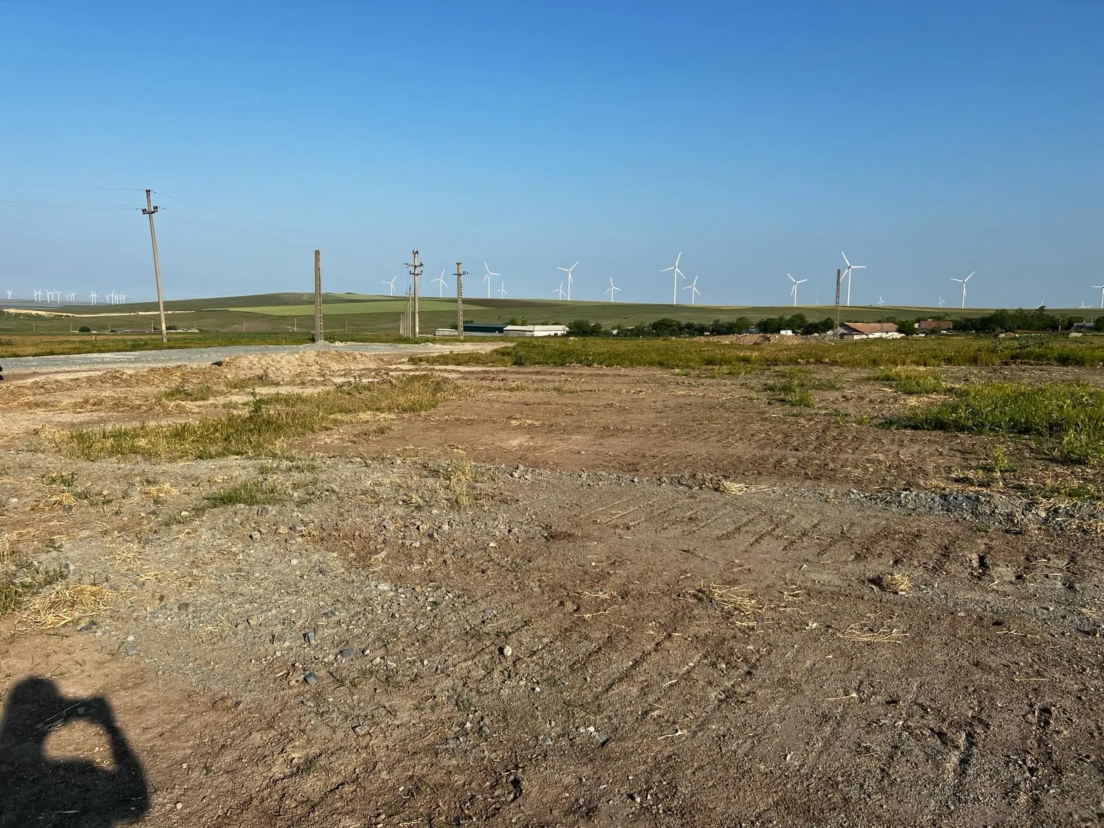 Șantierul cu stâlpi de electricitate montați